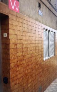 un mur en bois d'un bâtiment avec une fenêtre dans l'établissement CasaCholina, à Santa Cruz de Tenerife