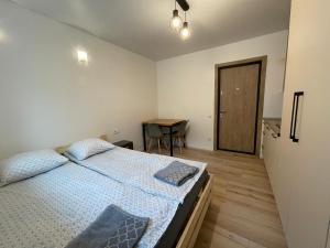 um quarto com uma cama grande e uma mesa em Modern guest house in city center I Room 3 em Vilnius