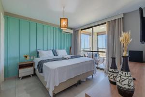 une chambre avec un lit et un mur végétal dans l'établissement Wai Wai Resort #307 - Apê luxuoso por Carpediem, à Cumbuco
