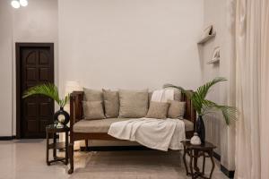 SaffronStays Uno Crest, Lonavala - 4 BDR Artistically Decorated Villa Near Bhushi Dam的休息区