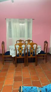 uma sala de jantar com uma mesa e duas cadeiras em Finca el Paraíso em San Gil