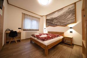 een slaapkamer met een bed en een schilderij aan de muur bij Base531 in Tovo di Sant'Agata +74 foto's