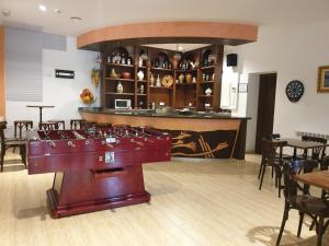 ein Restaurant mit einem Tisch in der Mitte eines Zimmers in der Unterkunft Casa Rural Galatea especial Grupos in Ossa de Montiel