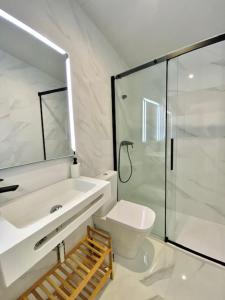 y baño con lavabo, aseo y ducha. en Apartamento Isasa, en Córdoba