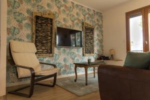 a living room with a chair and a table at MAISON NATURE ET DETENTE AUX PORTES DE LA BAIE in Chépy