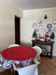 un comedor con mesa y adornos navideños en Apto acolhedor perto do Shopping Beira Mar, en Florianópolis