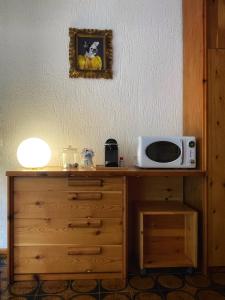 Un four micro-ondes est installé au-dessus d'un bureau en bois. dans l'établissement Emma’s Tiny House, à Pila