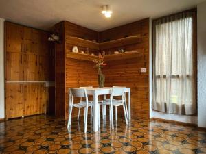 a dining room with a white table and chairs at Emma’s Tiny House in Pila