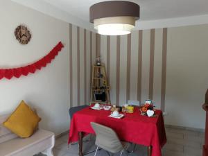 comedor con mesa y mantel rojo en Cà Di Toni, en Testana