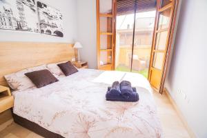 un dormitorio con una cama con un bolso en CARTAGENAFLATS, Apartamentos Calle Mayor, CITY CENTER, en Cartagena