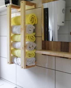 einen Stapel Handtücher auf einem Regal im Bad in der Unterkunft Vikendica Mihic in Zvornik