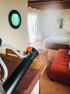 ein Zimmer mit einem Baseballschläger in einem Zimmer mit einem Bett in der Unterkunft RUSTIK Hermoso Rinconcito olivo(5 min centro) in Valle de Bravo