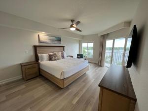 een slaapkamer met een groot bed en een balkon bij 5 minutes away from Disney, Westgate Resort in Orlando