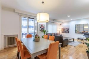 a dining room with a table and chairs at Azkuna Comfort Bilbao in Bilbao