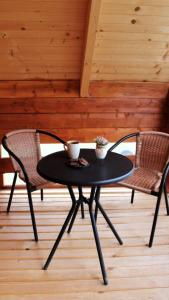 czarny stół i 2 krzesła w pokoju w obiekcie Vikendica MM Kolasin w mieście Kolašin