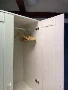 un armario blanco con puertas blancas en una habitación en Lillehammer Guest House with common bath and kitchen, en Lillehammer