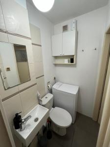 mała łazienka z toaletą i umywalką w obiekcie :: Apartment City Center :: w Warszawie