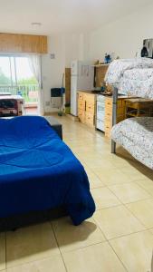una camera con 2 letti e un pavimento piastrellato di EDIFICIO COSTANERA a Las Toninas