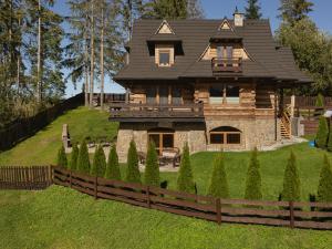 duży drewniany dom z czarnym dachem w obiekcie Nimbus w mieście Kościelisko