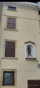 a building with a window and a gargoyle on it at Sweet Dream Loft in Verona