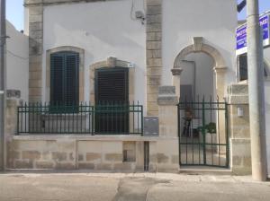 een gebouw met twee ramen met groene luiken bij Casa Cesira in Casamassella