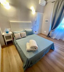 1 dormitorio con 1 cama con edredón azul en Piccola Dimora B&B, en Lucca