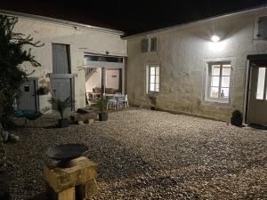 een lege binnenplaats van een gebouw 's nachts bij Chez Iréne in Villiers-aux-Chênes