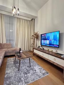 TV a/nebo společenská místnost v ubytování Mükemmel konumda ultra lüks mobilyalı daire