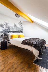 una camera da letto con un grande letto con cuscini gialli di The Crescent Townhouse a Lisburn