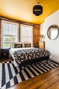 um quarto com uma cama e uma parede de tijolos em The Crescent Townhouse em Lisburn