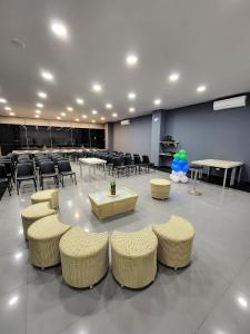 a meeting room with chairs and tables and a table andools at HOTEL NABU DEL PACIFICO in Tumaco