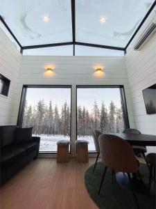 een woonkamer met een bank en een tafel bij Arctic Iglu Levi in Sirkka