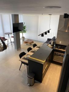 cocina con encimera, mesa y sillas en Lindo Apartamento com banheira e linda vista a 500 m do Capivari, en Campos do Jordão