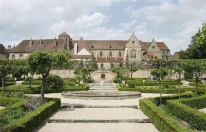 a large building with a fountain in a garden at Bel appartement en coeur de ville - 20 minutes du PAL in Moulins