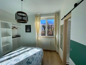 Una cama o camas en una habitación de Le Côté Cour