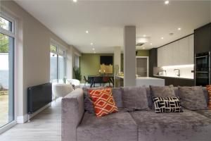 a living room with a couch and a kitchen at Festival Villa and City Villa in Edinburgh