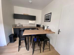 Una cocina o cocineta en Le Côté Cour
