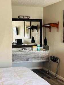 um quarto com um espelho grande e uma cama em Branson Ozarks Inn em Branson