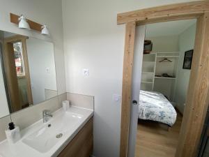 Una cama o camas en una habitación de Le Côté Cour