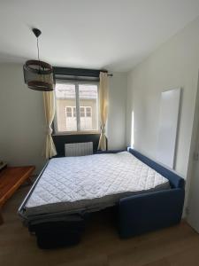 Una cama o camas en una habitación de Le Côté Cour