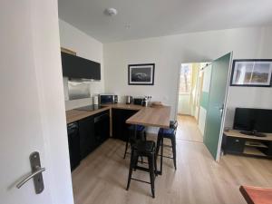 Una cocina o cocineta en Le Côté Cour
