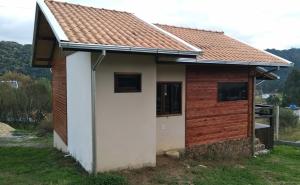 El edificio en el que está el chalet de montaña