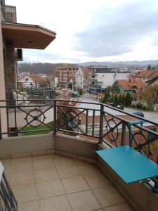 einen Balkon mit einem Tisch und Stadtblick in der Unterkunft Apartmani IVANA in Vrnjačka Banja