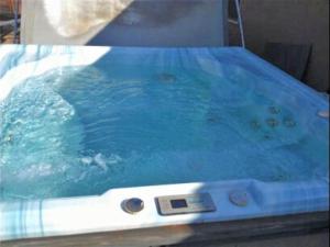 - un bain à remous avec de l'eau bleue dans l'établissement Super-modern 1-Bedroom Home Near Downtown SLC, à Salt Lake City