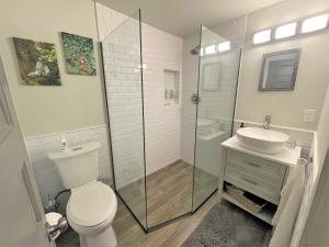 uma casa de banho com um chuveiro, um WC e um lavatório. em Super-modern 1-Bedroom Home Near Downtown SLC em Salt Lake City