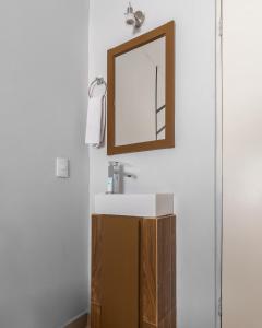 een badkamer met een wastafel en een spiegel aan de muur bij Hotel Plaza Regina Torreon in Torreón