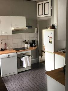 Kuchyňa alebo kuchynka v ubytovaní Grand appartement dans belle maison avec jardin