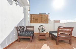 2 sillas y una mesa en el balcón en Hostal El Perelló, Valencia, en El Perelló