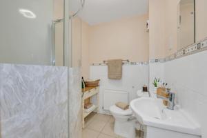 ニューマーケットにあるThe Cambridgeshireのトイレと洗面台を備えた白いバスルーム +32枚の写真