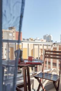 - Balcón con mesa y silla en Hostal El Perelló, Valencia, en El Perelló